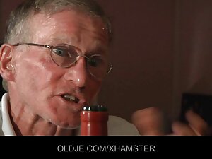二人の男性は、モスクワのホテルの部屋でセ ...