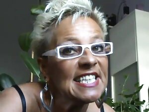 白い男はフェラチオの後に黒人女性の猫にデ ...