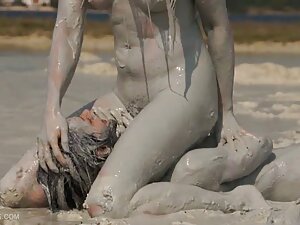 若いドクは眼鏡で患者の笛の年齢で性交して ...