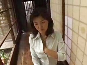 妻は電話で夫と話しながら恋人のコックを吸 ...