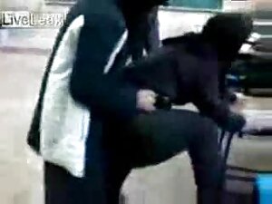 ベラは優しく彼女の手でコックを作り、それ ...