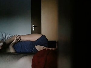妻は夫のコックを熱心に吸って、ドレスのた ...