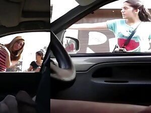 女性は車の中で恋人の雄鶏を吸い、精子を飲 ...