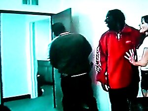 妻は崩壊し、夫は彼女のお尻をファックする ...