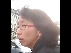 女性は自宅でアナルセックスの後、彼女の口 ...