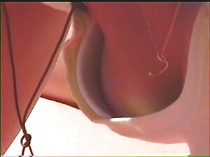 二人の強力な黒人男性が男を支配しています ...