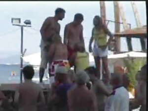 彼女の夫が家にいない間、白人女性は床の上 ...