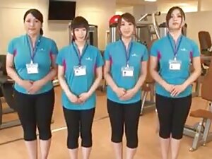おじさんはヌードのポルノ写真を見て、台所 ...