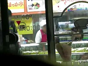 若い男と女が義母をいじって彼女を殴った。 ...