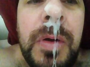 若い男はskypeのウェブカメラで彼女の ...
